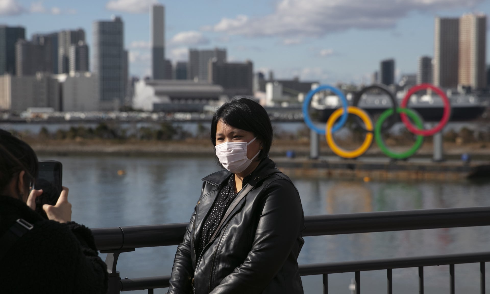 Олимпийските игри в Токио могат да бъдат отменени, ако коронавирусът не бъде овладян, заяви член на МОК