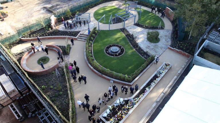Лестър Сити откри мемориалната градина в памет на жертвите на катастрофата с хеликоптер